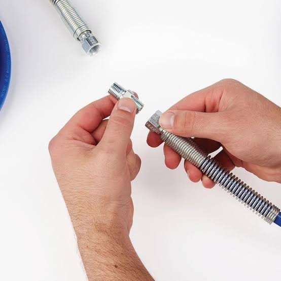 Verbinden zweier Airless-Hochdruckschläuche mit einer Kupplung
