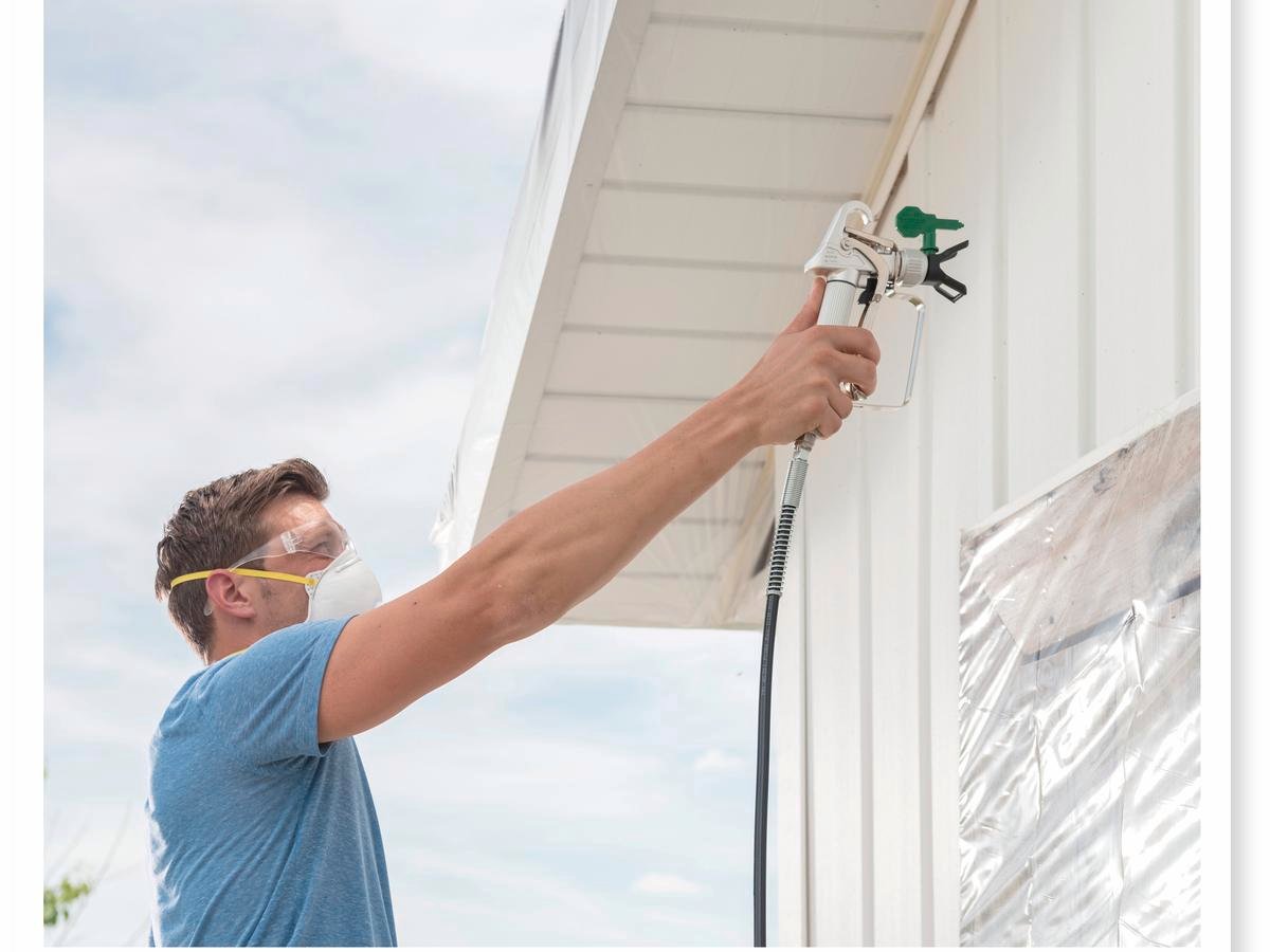 Painting facades with airless: faster and more even